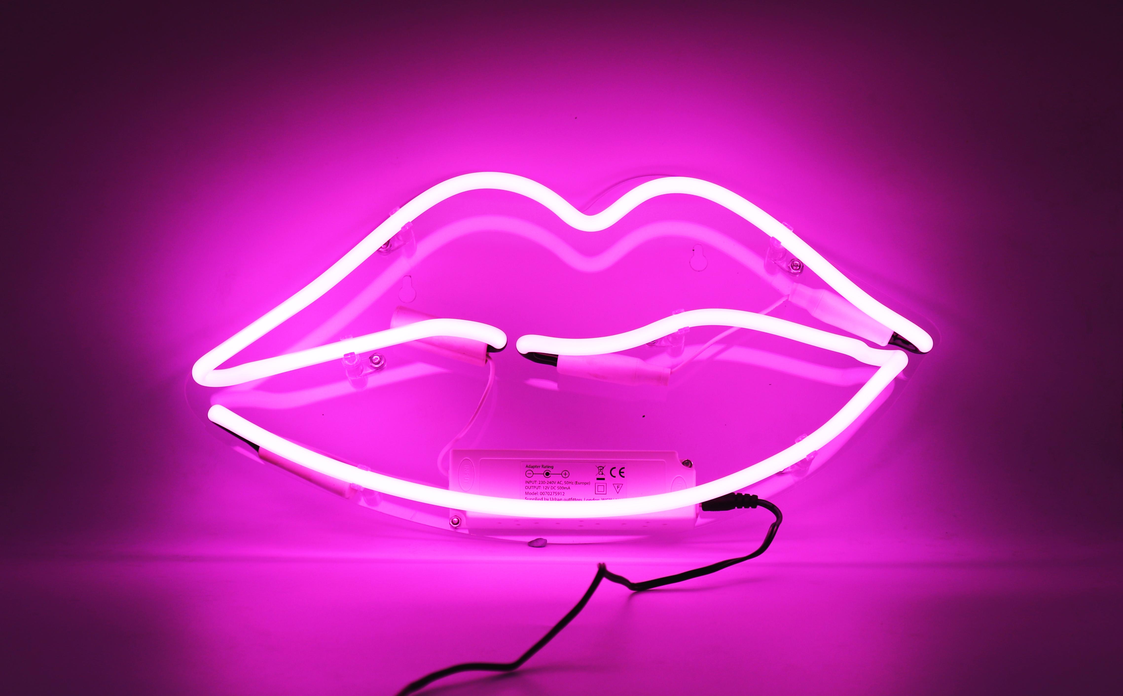 Neon lips shop wall light