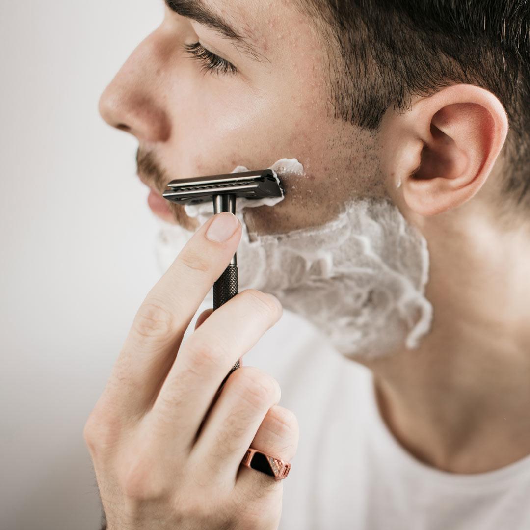 High Quality Metal Double Edge Safety Razor in use