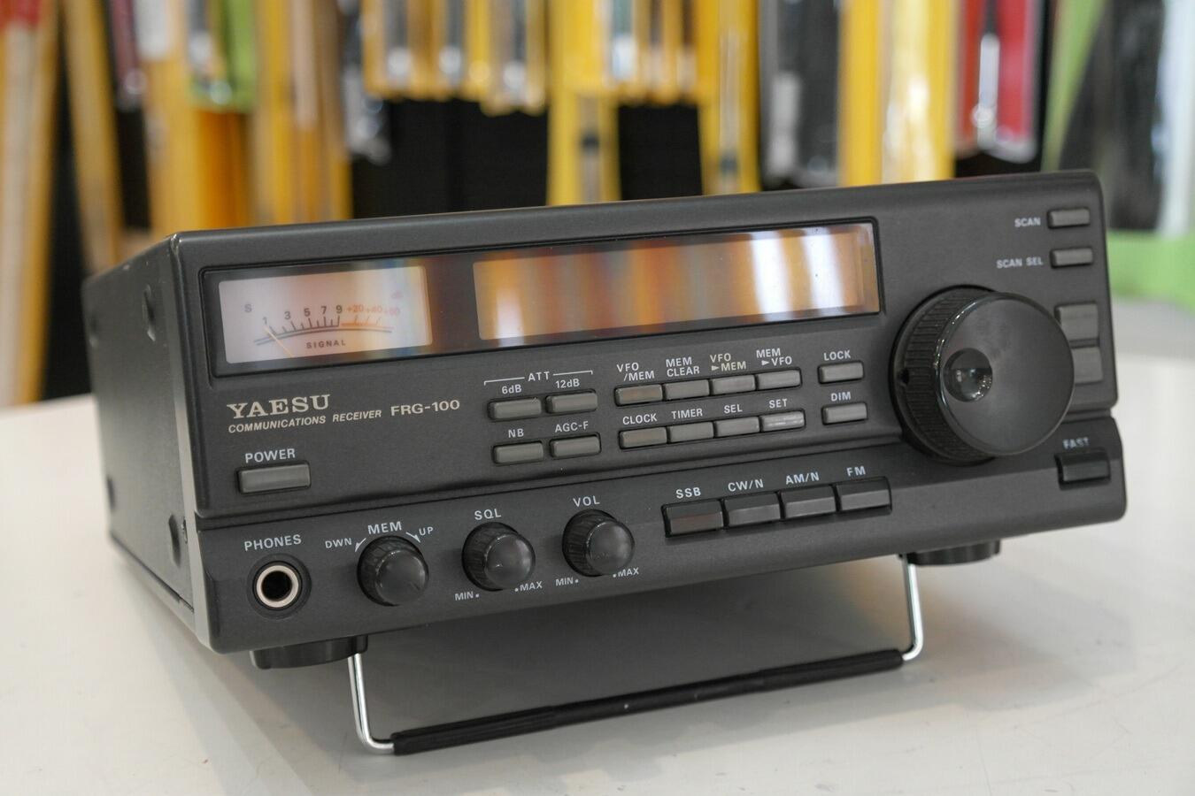 Yaesu FRG-100 display and frequency controls close up