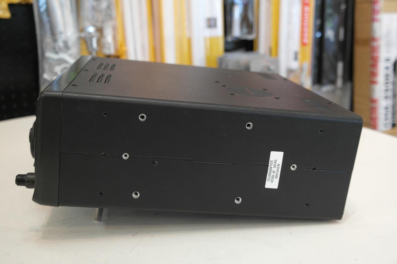 Icom IC-R8500 main tuning dial and receiver controls