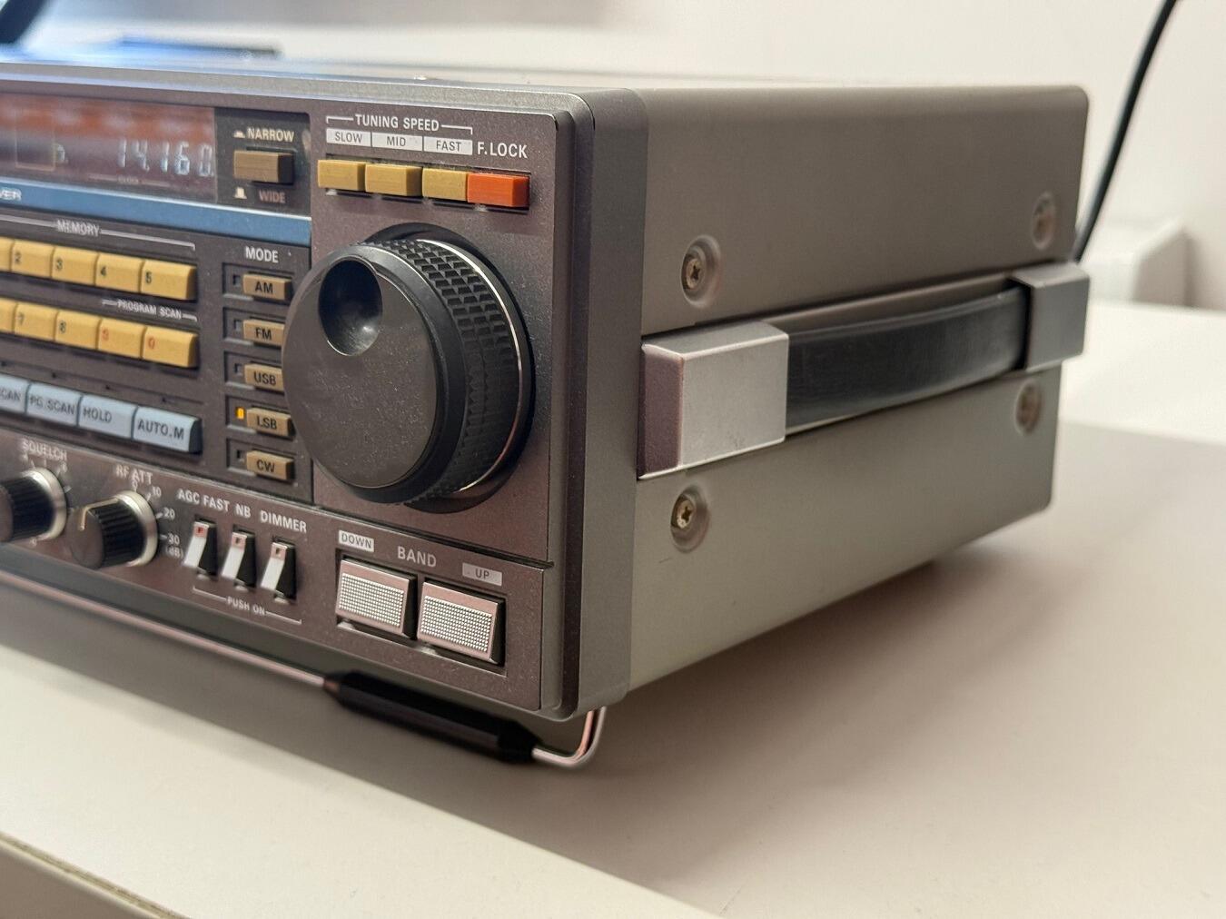 Second Hand Kenwood R-2000 Communications Receiver – Used