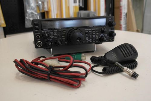 Yaesu FT-847 HF VHF UHF all-mode transceiver front panel view