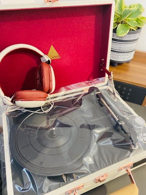 ELYXR REVOLUTION VINYL AND ELYXR FUSION HEADPHONE BUNDLE - GREY & BURGUNDY s2