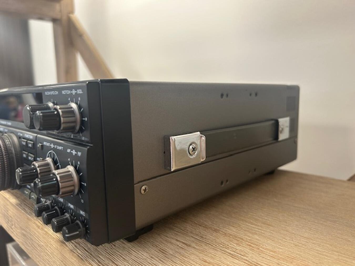 KENWOOD TS-450S The Kenwood TS-450S uses a transmission-type