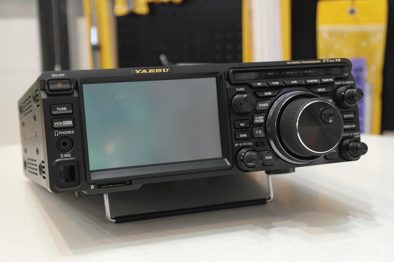 Yaesu FTDX10 colour display and spectrum scope close up