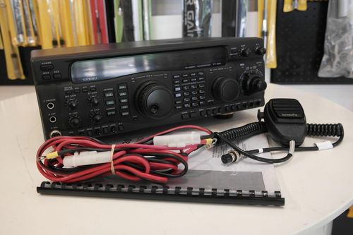 Yaesu FT-920 HF amateur radio transceiver front panel view