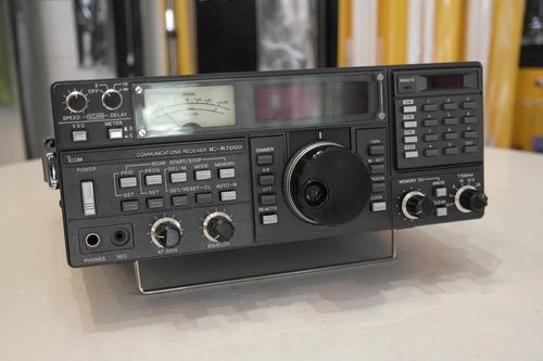 Icom IC-R7000 communications receiver front panel view