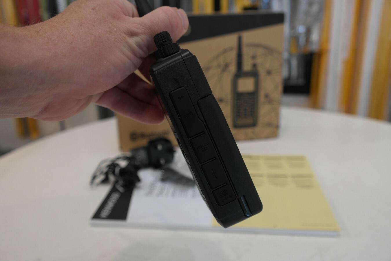 Kenwood TH-D75E antenna battery and side controls detail