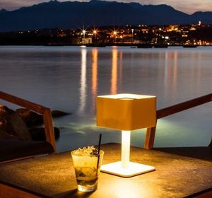 high quality outdoor garden solar powered table lamp light white aluminium la lamp pose
