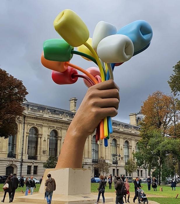 Jeff Koons Bouquet Of Tulips Honours Victims Of Paris Terror Attacks