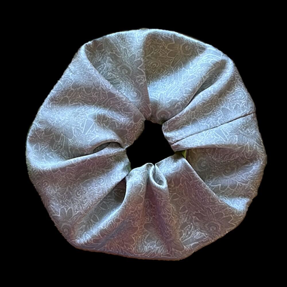 Sliver gray coloured large scrunchie (7cm deep) with a signature silver-grey patterned silk satin print on the reverse. Part of a luxury gift set made from 95% silk satin and 5% elastane.