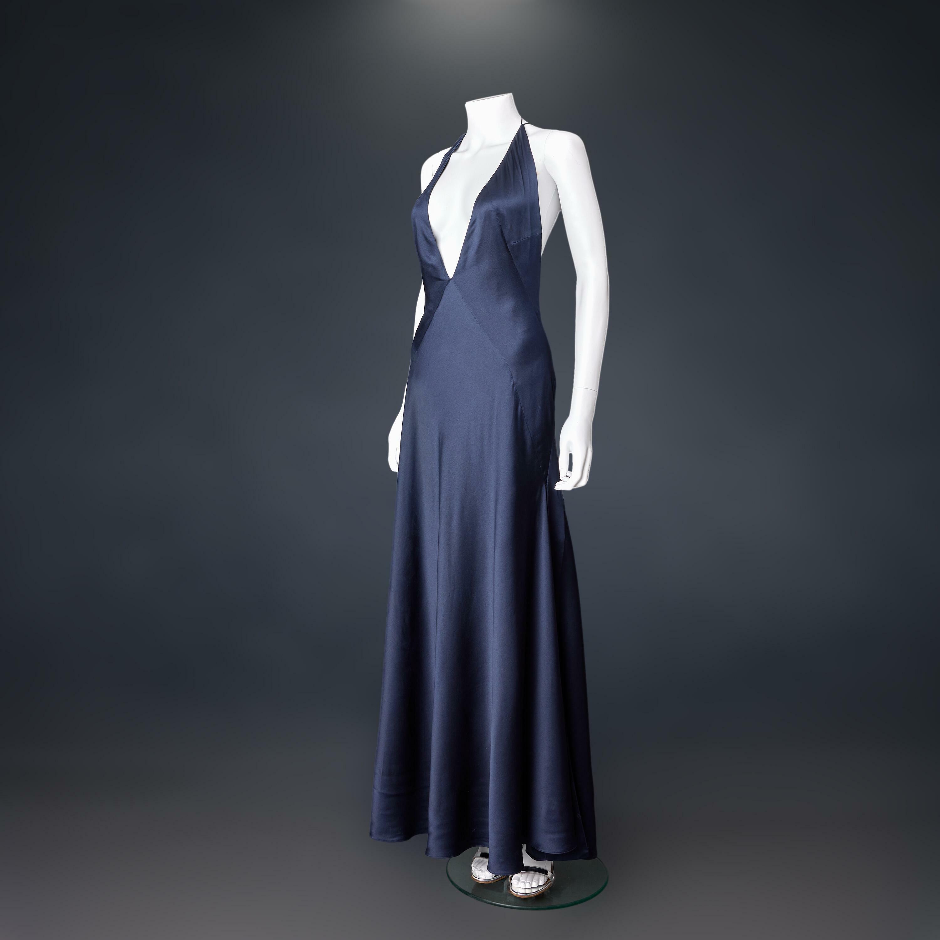 Paloma’s hero dress and sandals worn by Ana de Armas in No Time to Die, displayed on a mannequin.