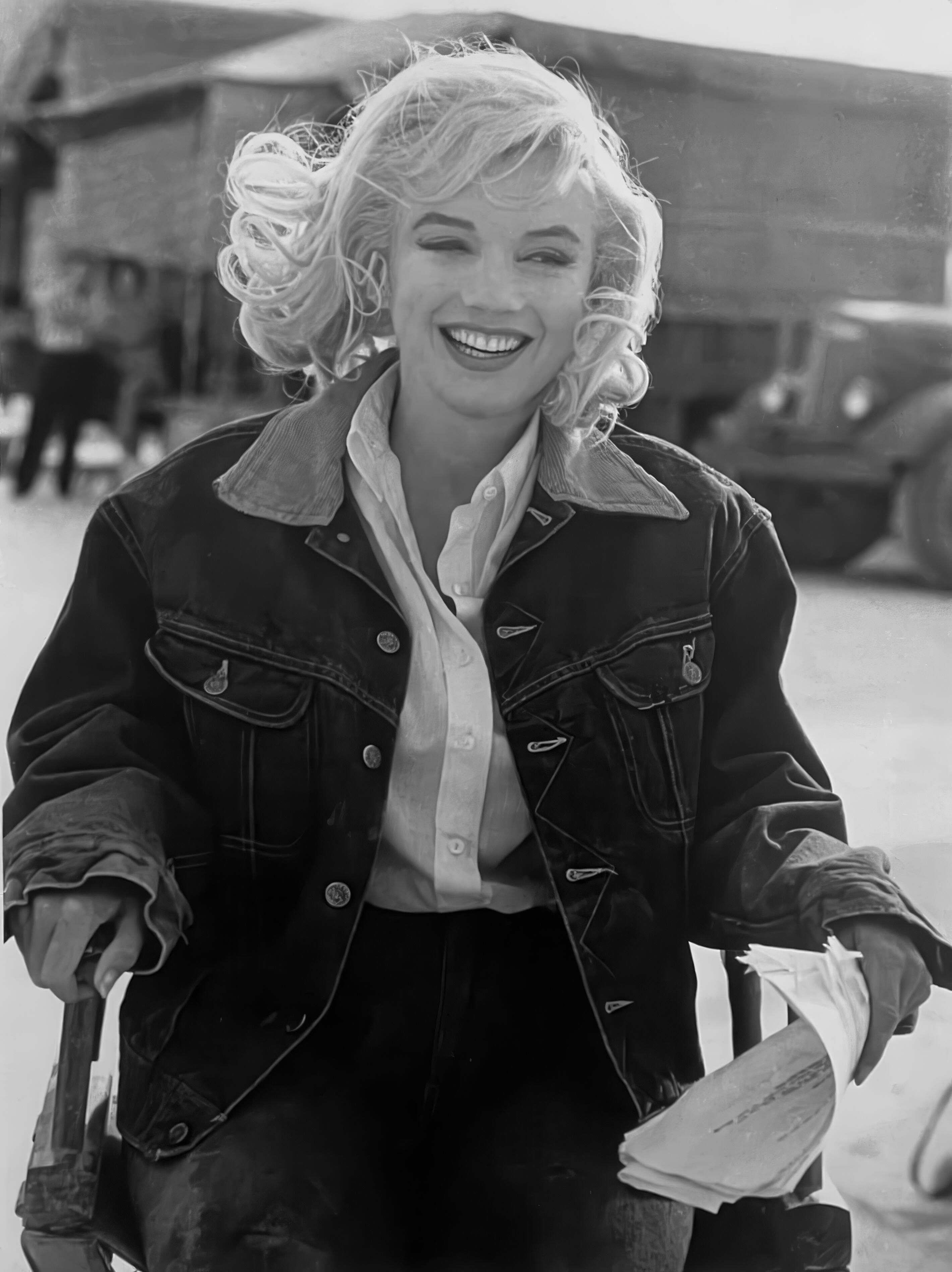 Marilyn enjoying some down time on the set of The Misfits