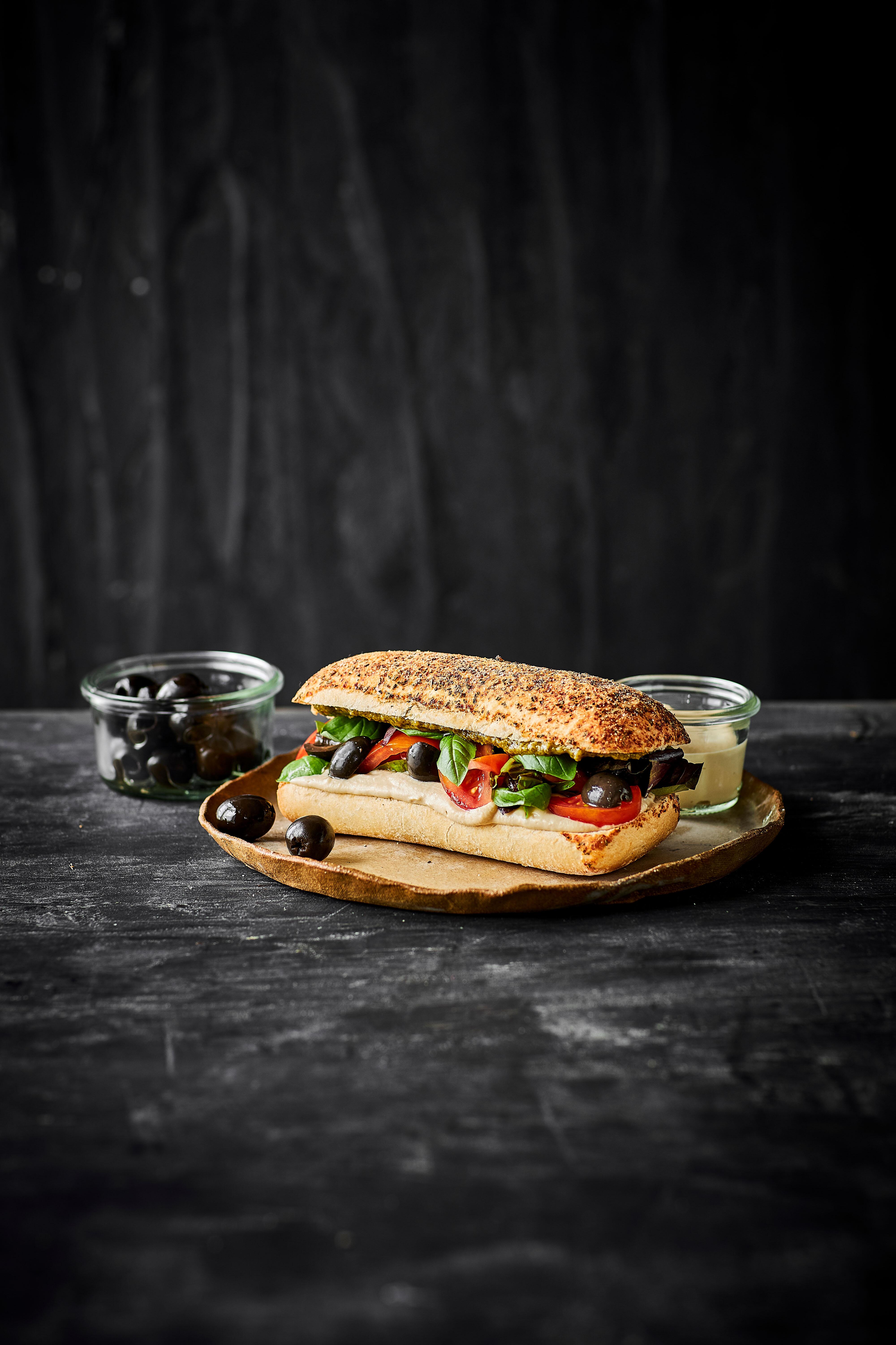 Sandwichstykke med basilikum og tomat, forskåret image.