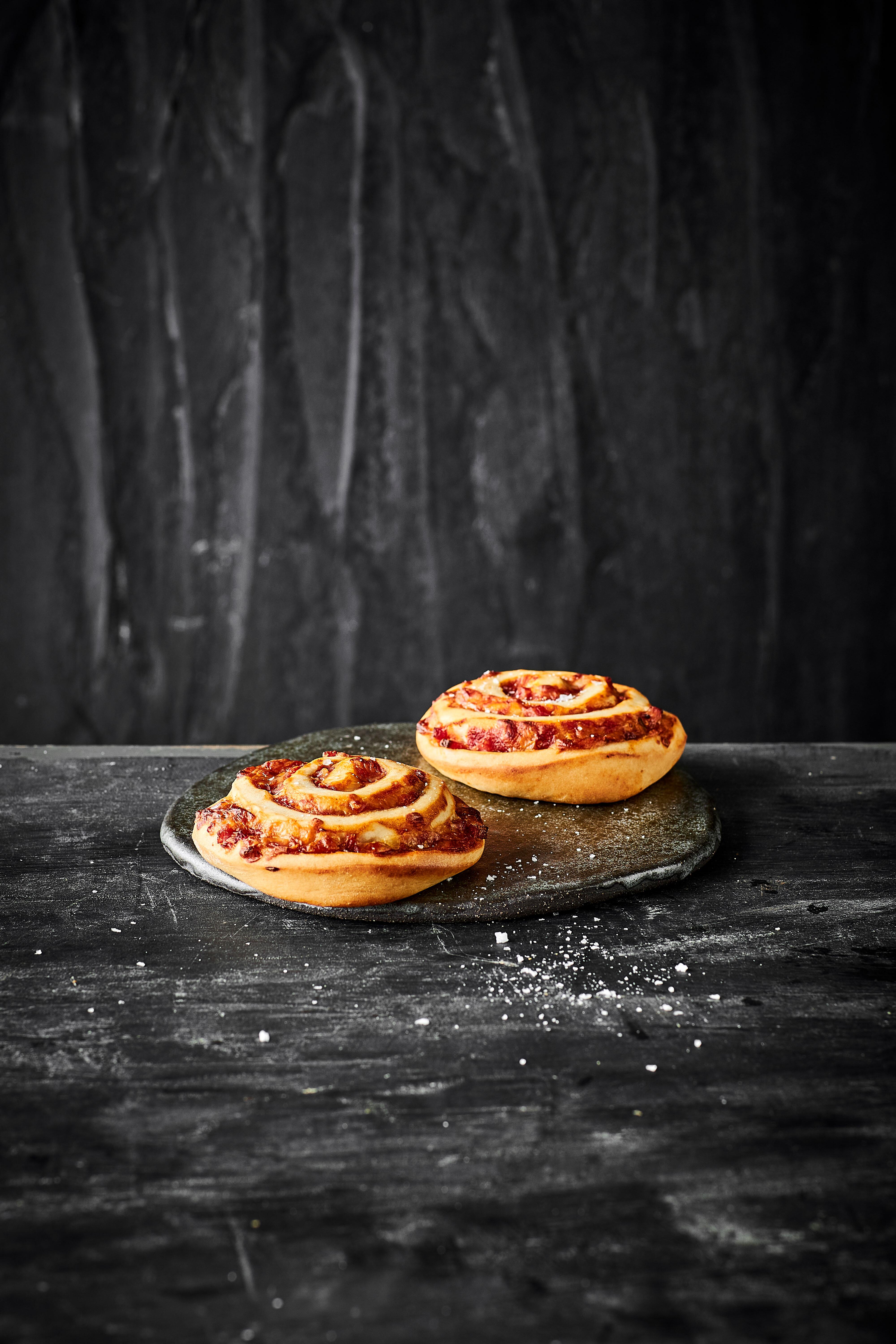 Pizzasnegl m. skinke & ost, Bagt image.