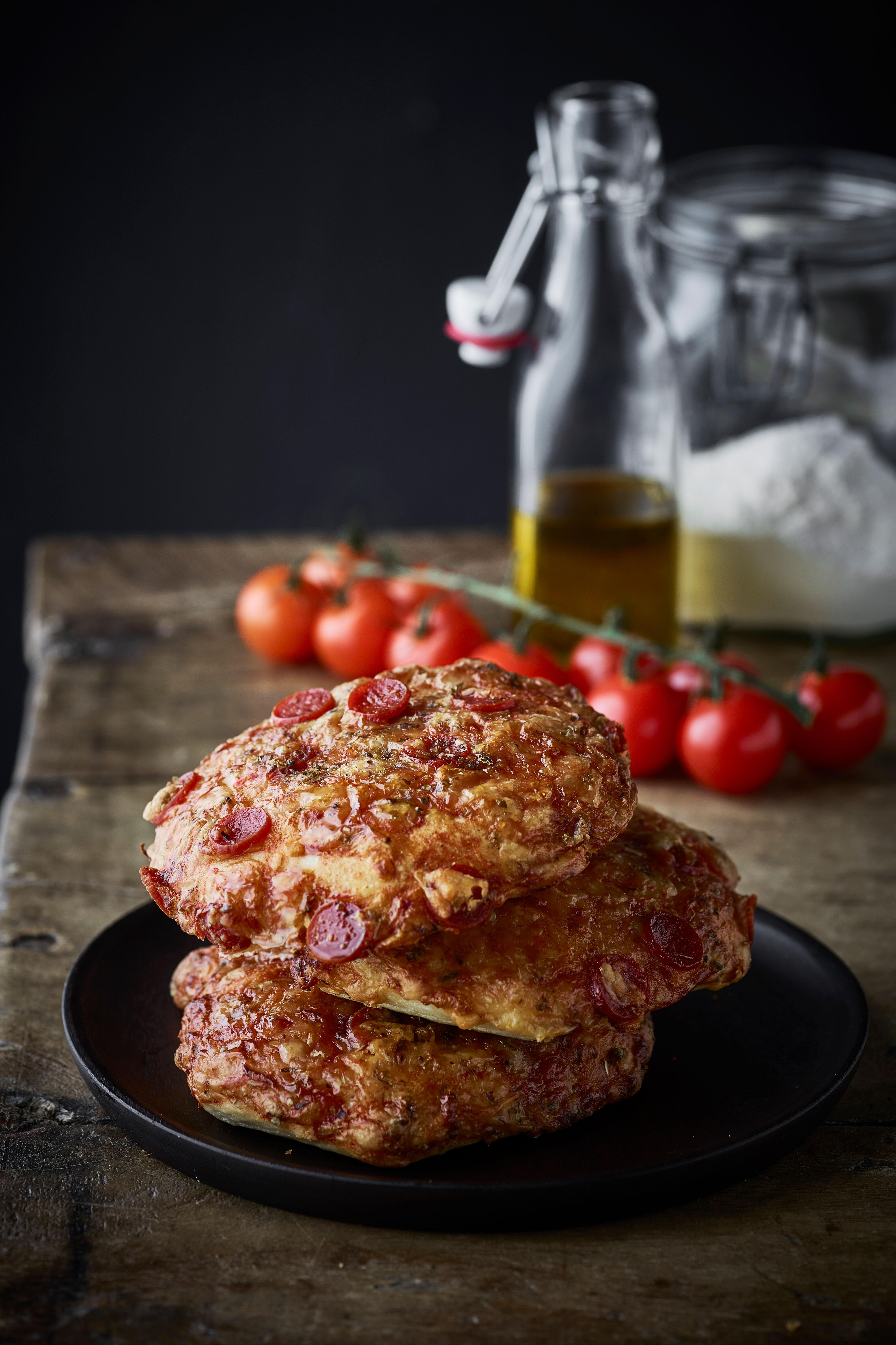 Focaccia m/pepperoni og ost, bagte image.
