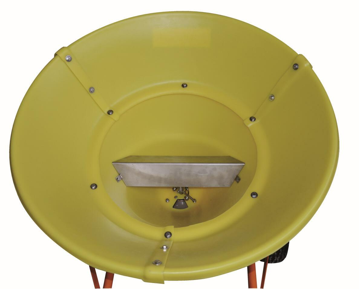 Towable salt Spreader