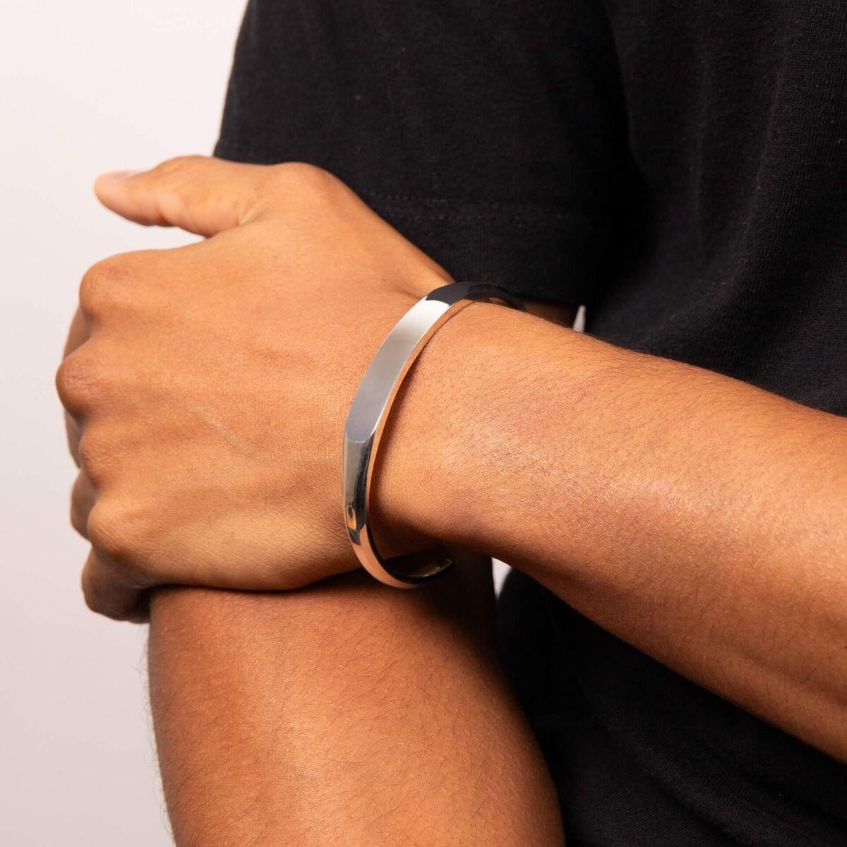 "Engravable flat top bangle in solid sterling silver by fredbennett®, weighing over 30 grams, featuring free engraving service and AnchorCert Pro certified skin safe, presented in a branded premium suede pouch in a branded gift box."