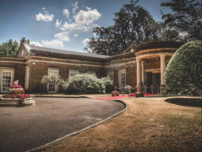 De Courceys Manor