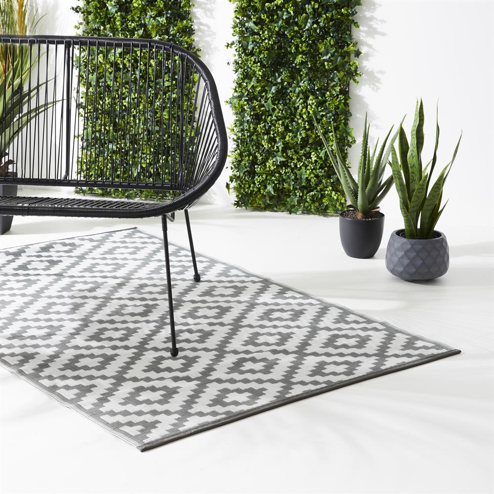 REVERSIBLE OUTDOOR LIVING RUG GREY / WHITE 120CM X 180CM MEDIUM