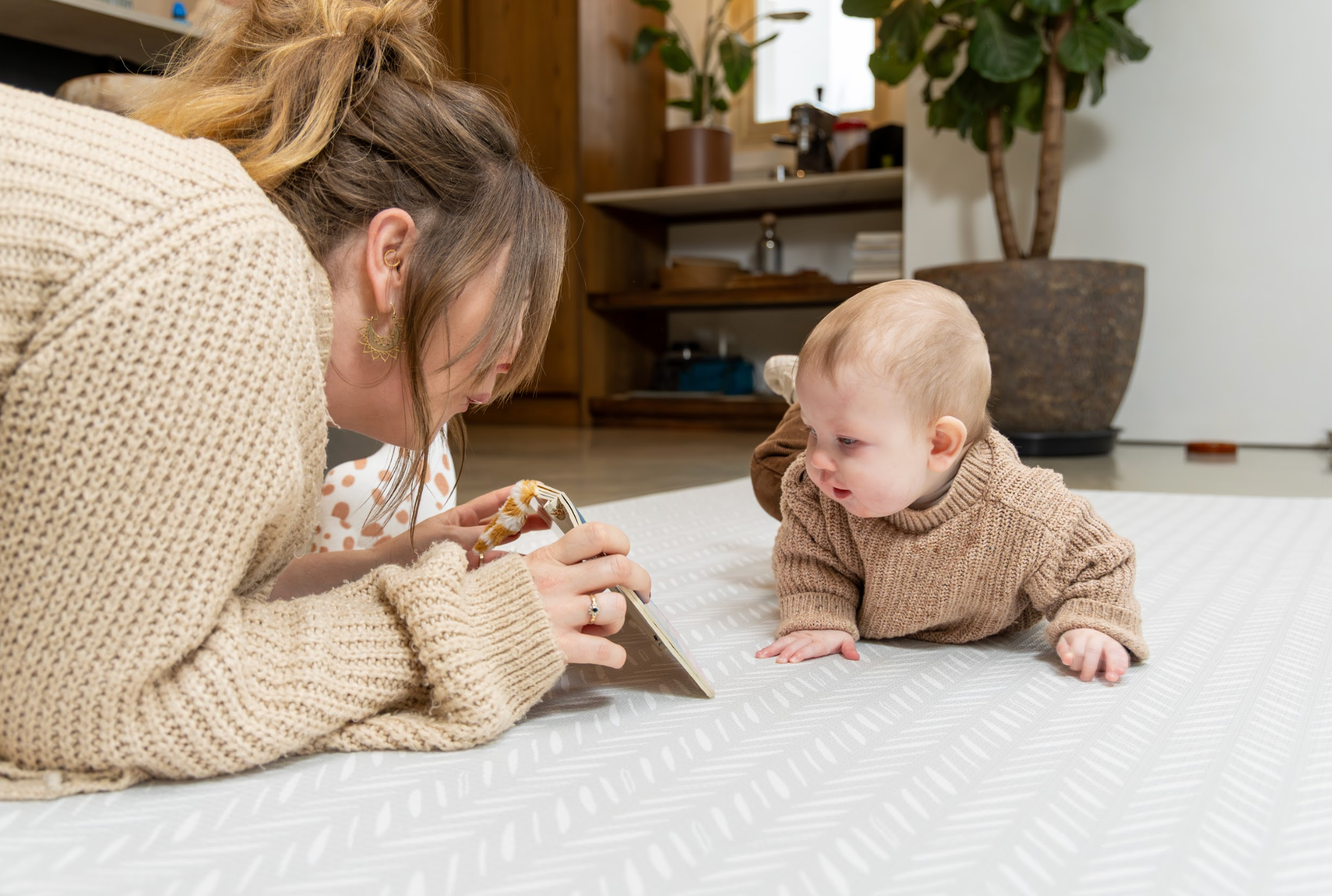 Tove Playmat with hand-painted organic pattern in soft green tones
