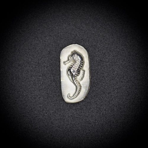 152-L - Gemina Seahorse Left Shot Plate