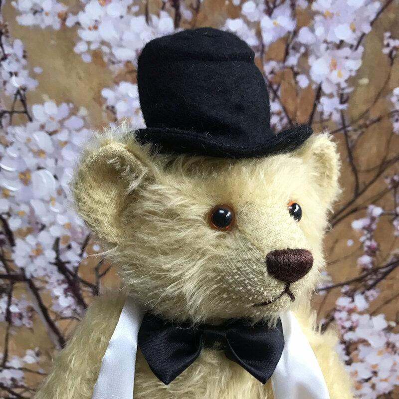 Teddy bear deals with hat