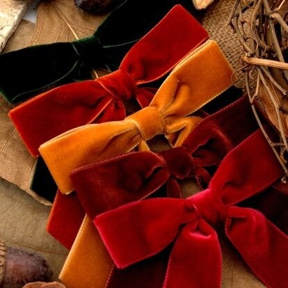 Bulk Rolls 102509B Velvet Ribbon 9mm Black Berisfords
