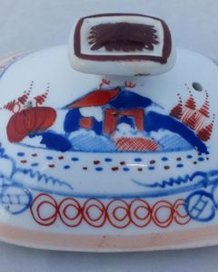 Antique New Hall porcelain London shape teapot lid in the Dolls House Pattern Number 1084 circa 1812