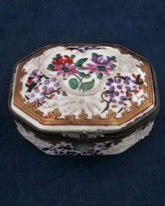 Antique Japanese floral Moriage porcelain snuff, pill or small trinket box brass frame Meiji period 19th circa 1890
