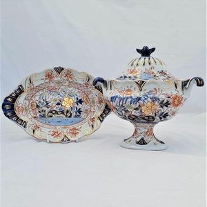 An antique Hicks & Meigh Japan pattern moulded moustache shaped ironstone sauce tureen and stand circa 1820 - underglaze blue & gilded enamel Imari pattern 19.1 cm high weighs  889 grammes unpacked.