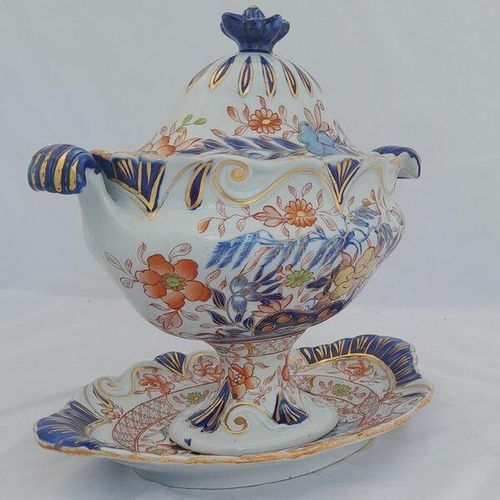 An antique Hicks & Meigh Japan pattern moulded moustache shaped ironstone sauce tureen and stand circa 1820 - underglaze blue & gilded enamel Imari pattern 19.1 cm high weighs  889 grammes unpacked.