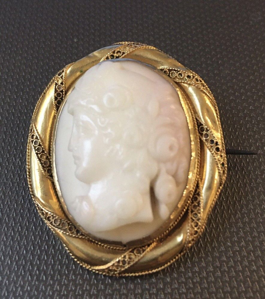 Antique Victorian 18ct Yellow Gold Hand Carved Cameo Brooch c 1860