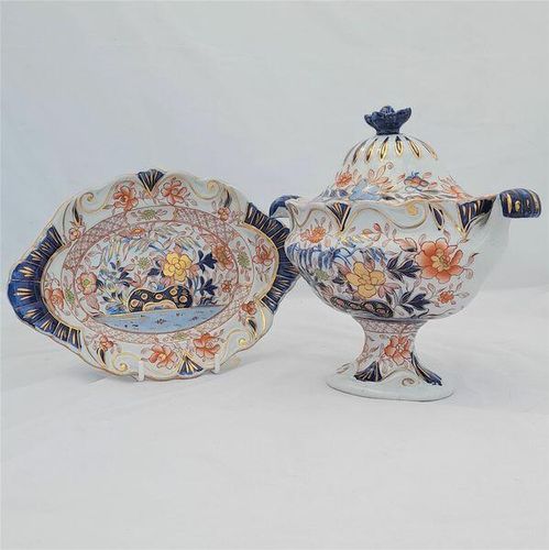 An antique Hicks & Meigh Japan pattern moulded moustache shaped ironstone sauce tureen and stand circa 1820 - underglaze blue & gilded enamel Imari pattern 19.1 cm high weighs  889 grammes unpacked.
