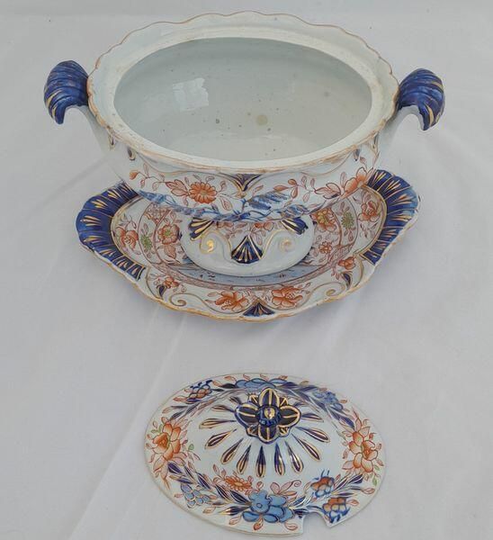 An antique Hicks & Meigh Japan pattern moulded moustache shaped ironstone sauce tureen and stand circa 1820 - underglaze blue & gilded enamel Imari pattern 19.1 cm high weighs  889 grammes unpacked.