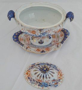 An antique Hicks & Meigh Japan pattern moulded moustache shaped ironstone sauce tureen and stand circa 1820 - underglaze blue & gilded enamel Imari pattern 19.1 cm high weighs  889 grammes unpacked.