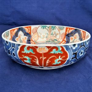 side view front - Japanese Arita porcelain Imari pattern Bowl with Central Kirin & garden scenes - the base with double foot ring - antique late Edo period 19th C