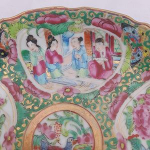 close up 4 of the  second domestic mandarin scene cartouche on the saucer