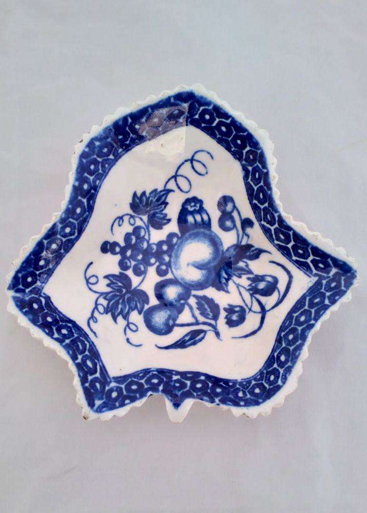 Worcester Porcelain Dr Wall Period Blue and White Pickle Leaf Fruit dish 1770