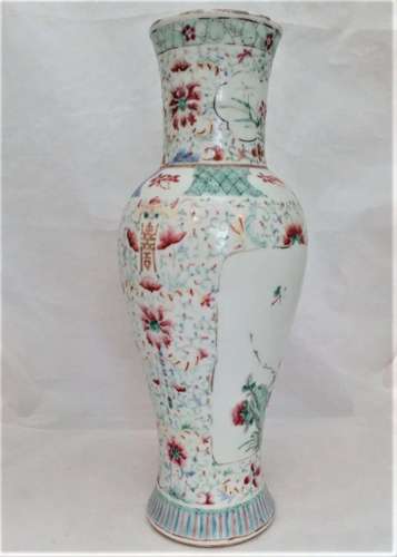 Antique Qianlong Chinese porcelain inverted baluster shaped vase hand painted in the Famille Verte palette in the Kakiemon style with bats and the Chinese symbol for Longevity. Made in the Qing dynasty 清代 in the 18th Century circa 1750.