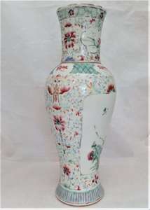 Antique Qianlong Chinese porcelain inverted baluster shaped vase hand painted in the Famille Verte palette in the Kakiemon style with bats and the Chinese symbol for Longevity. Made in the Qing dynasty 清代 in the 18th Century circa 1750.