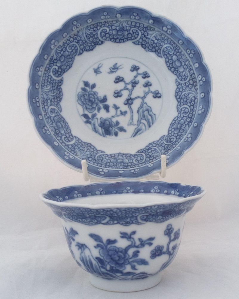 Antique Chinese porcelain hand painted blue and white everted and scalloped rim tea bowl and saucer made during the reign of the Chinese emperor Qianlong 乾隆 during the Qing dynasty circa 1760. Number 2.
