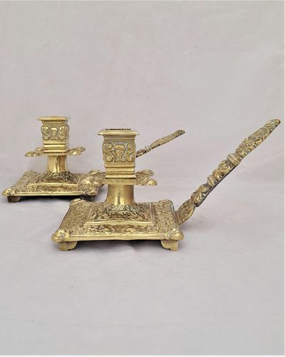 Pair of antique French brass chambersticks with long handles circa 1860 - 11 cm square with putti and Fleur de Lys - Napoleon III 23 cm high 1.446 kg