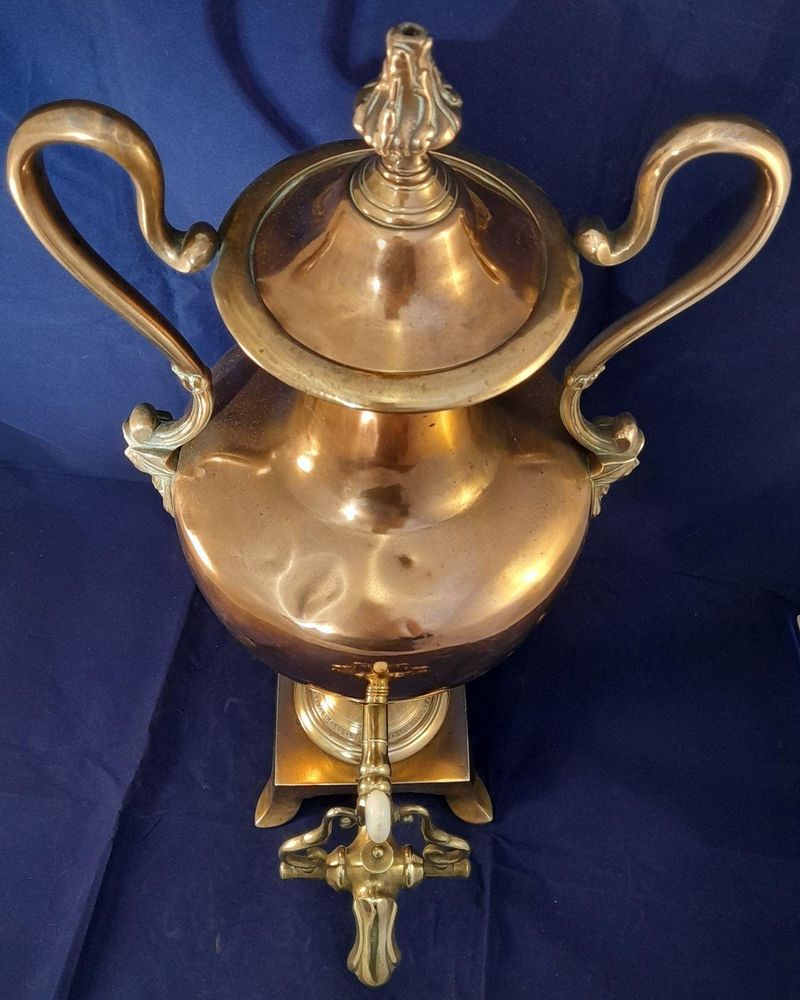 Georgian copper & brass hot water urn antique circa 1800 - Inverted baluster shaped half caryatid S loop handles flame knop finial Pedestal base 59 cm