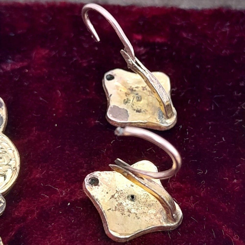 Back view clasp open