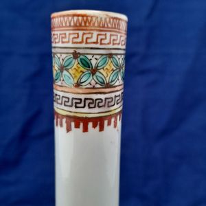 Close up of the rim decoration