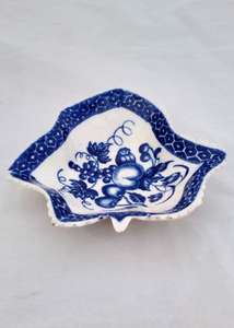 Worcester Porcelain Dr Wall Period Blue and White Pickle Leaf Fruit dish 1770