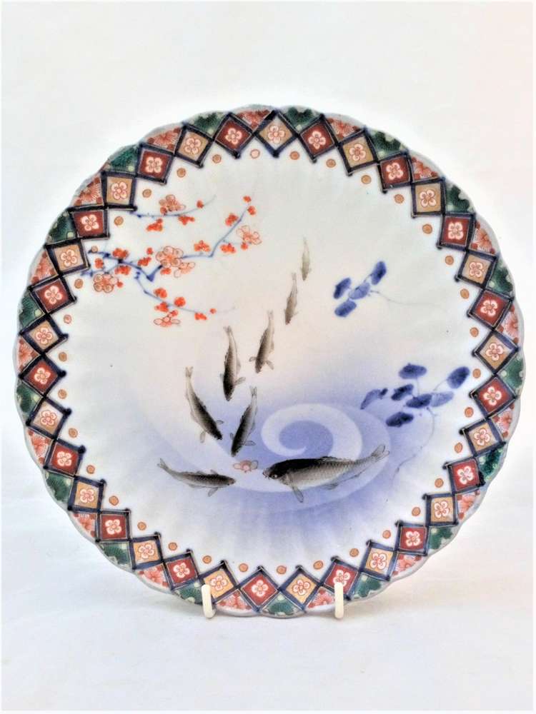 An antique Meiji period Japanese Fukagawa Seiji company scalloped and ribbed porcelain plate hand painted with carp by Chuji Fukagawa marked 深川製  circa 1900.