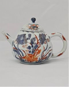 An antique Chinese Imari porcelain ribbed melon or pumpkin shaped teapot hand painted in under glaze blue with iron red enamel and gilding in the Water Lily pattern Kangxi period in the Qing dynasty circa 1710.