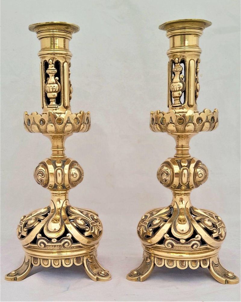 Pair of antique French brass Gothic Revival ornate candlesticks circa 1860 - tripod pad feet Fleur de Lys Napoleon III 23 cm high 1.8 kg